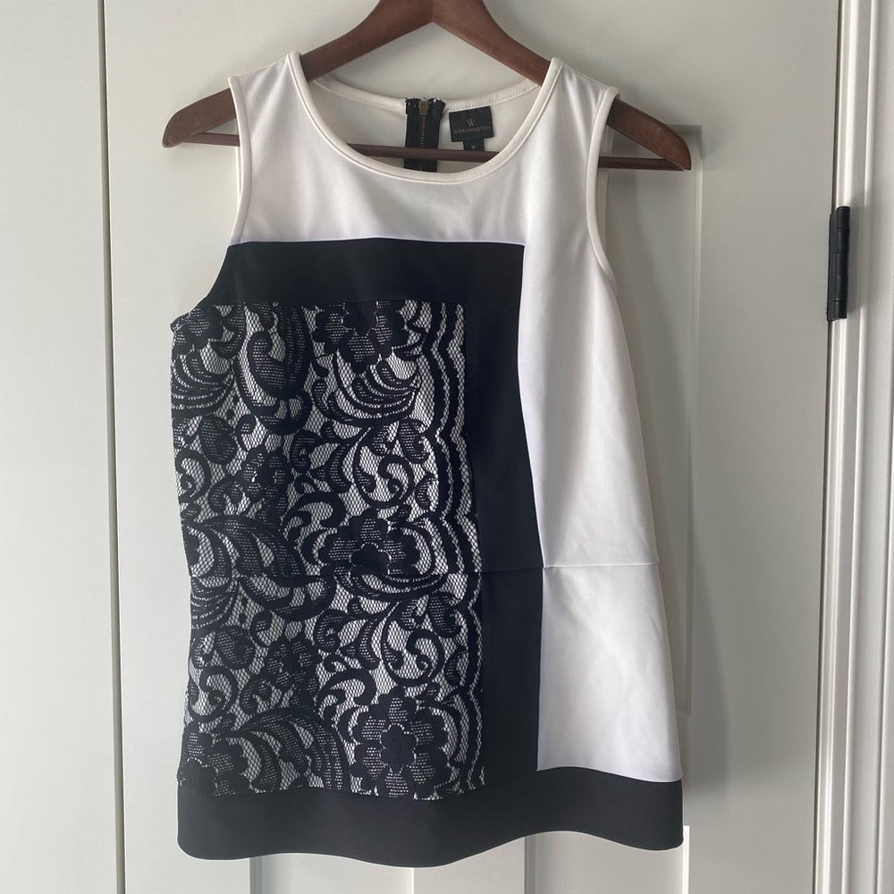 Beautiful black and white detailed Worthington blouse